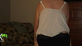 嘿，和性感继母同床今晚狂野