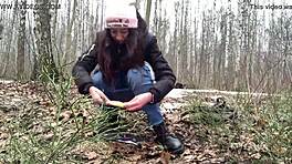 Verdorie! Ze plast op haar slipje in het bos onopgemerkt.