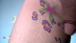 Shemale-MILF pratar med kameraman