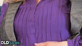 Stara varuška zrele lezbijke Molly in Valentina Bianco se potopijo v mokre pičke