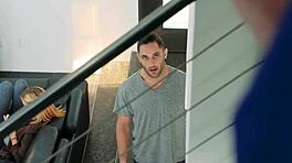 ホットなブロンドティーンがアメリカとヨーロッパの熟女たちとちんぽシェア