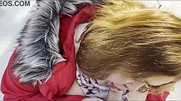 Chubby hottie i läder suger kuk i snöiga skogen!