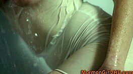 मॉर्मन लेस्बियन शॉवर में फिंगरिंग और लिकिंग के साथ वाइल्ड हो जाती है