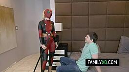 אוי, בלה רוז בתחפושת דדפול מזיינת את האח החורג הנרדי שלה!