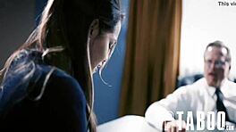 בישוף מושחת מטעה את אלינה לופז התמימה בת 18 לסקס גולמי