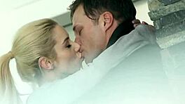 Hej, chceš vidět tu drobnou elegantní krásku jezdit na ptáku na podlaze jako profík?