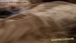 Kicsi vörös hajú csaj filmez steamy otthoni akcióban a barátját