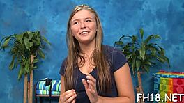 뜨거운 18+ 여자가 그녀의 러버에 의해 세게 박힘