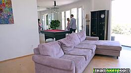 נערה צעירה 18+ מוצצת זין גדול על הספה