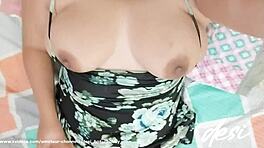 Hei, uită-te la soția mea indiană desi își bagă degetele în pizdă până ejaculează puternic!