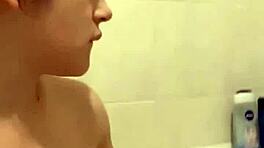 Ритафокс, эта рыжая русская шлюшка, моет свои шикарные сиськи и киску