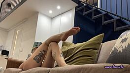 קטנה מפתה עם רגליים מלוכלכות בתחתונים וחולצה, מראה רגליים וכוס!