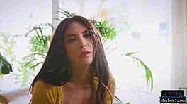 Малка тийн 18+ Jane Wilde показва косматата си путка за Playboy. Тотална мацка!