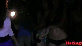 Adolescentes reales de 18+ se ponen salvajes con velas en juego de coño.