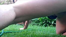 Llenando mi culo con una manguera y expulsando agua a lo loco