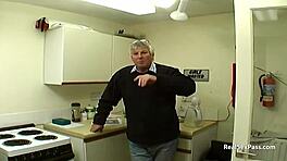 Její první čas dělá porno s hračkami a punčochami