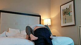 mec ne peut pas arrêter d'embrasser cette chaude jeune femme 18+. leur chimie est électrique !