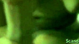 Μικρή νεαρή φιλενάδα σκίζει ρούχα για πίπα