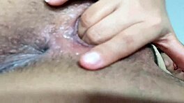 Jus crémeux coulent dans une session ASMR lesbienne sauvage