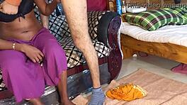 बंगाली युवती लंबी टांगों वाली पहली बार बड़ी ब्लैक कॉक ट्राई करती है