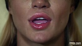 Cherry Kiss răutăcioasă se înfurie brutal cu bătrânul pentru sex dur