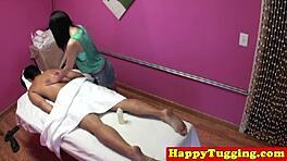 偷拍异族按摩师私密会所骚浪时刻