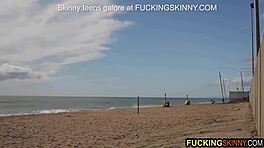 Belle blonde 18+ gère grosse bite noire