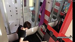 Anna beccata dalla spycam in bagno - azione voyeur furtiva