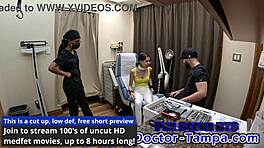 Doktor Tampa undersøker jomfru Aria Nicole i labeksamen