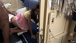 Śliczna 18-letnia dziewczyna przegrywa cipkę w karty podczas publicznej jazdy pociągiem. Schylona i wzięta mocno.