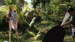 Sexy ragazza 18+ con cappello e vestito posa nuda all'aperto