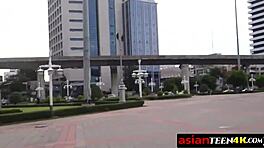 Yo, denne kinky asiatiske teen rider en stor pik udendørs! 😈