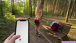 Stiefbroer draait vibrator op max in openbaar park!