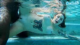 Καυτή ερασιτέχνης κοπέλα παίρνει χτύπημα από μεγάλο μαύρο καυλί κάτω από το νερό σε webcam cumshot