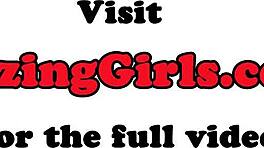 Iniciación: Chicas 18+ se exploran en duchas calientes