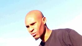 Smuk blond MILF kneppet hårdt af kæmpe sort pik