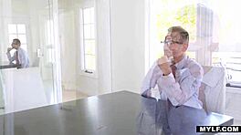 Busty Milf Rijdt Hard Op Jonge 18+ Hengst, Wordt Naakt En Nat In Wilde Neukpartij