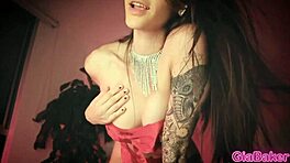 ジア・ベイカーがウェブカムでディルドでからかう 😏