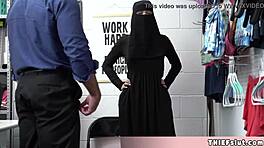 Remaja Muslim 18+ imut ketahuan sembunyi barang curian ditusuk keras