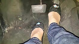 Эй, итальянская девчонка 18+ отжигает на вебке анальным весельем