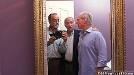 Старая бабуля страстно раздвигает ноги для отчима