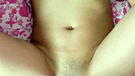 Flaca latina entrega acción intensa casera con movimientos pequeños