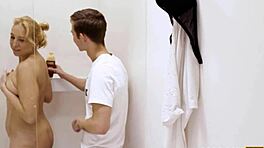 Garçon se glisse dans la douche pour baiser une blonde mature à chatte rasée