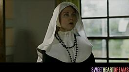 נזירה צעירה מקבלת ליק על הכוס על ידי בחורה שופעת בחזיות לגרבונים לתענוג אינטנסיבי