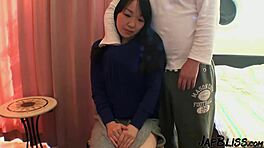 毛むくじゃらのJapaneseスラットがワイルドなオーギーでチ○ポに騎乗、無修正制服アクションで楽しむ