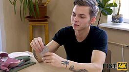 Fan, denna sinnliga blondin blev knullad av en bedräglig vän för vild fistning! 😳