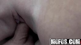 Mofos - Uviaznutá maďarská teen Loren Minardi jebá na zadnom sedadle