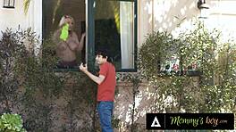 Yalnız milf Rachael Cavalli dev memeleriyle 18 yaşındaki çocuğu tahrik edip memelerine boşaltıyor