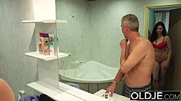 אישה חרמנית רוצה זין זקן לזיון פרוע