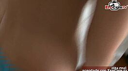 Španska mršava amaterska MILF prima masivni facijal ejakulat.